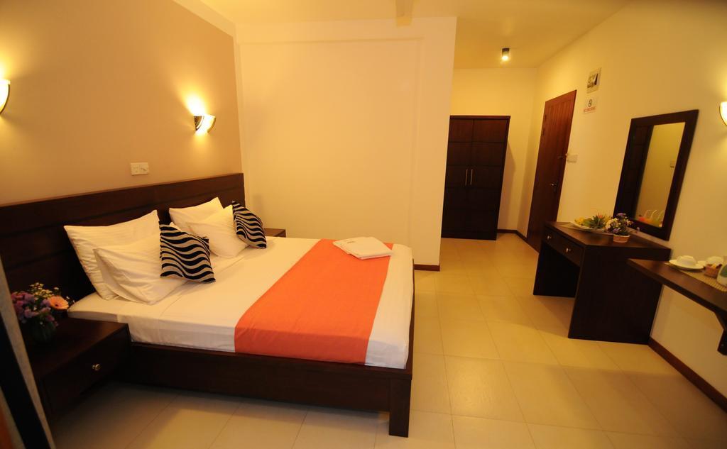 Hotel Shanelo Negombo Bagian luar foto